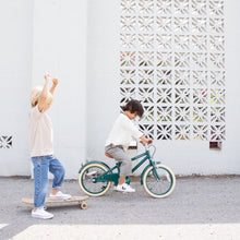 Load image into Gallery viewer, Classic Bicycle Kids Banwood 
