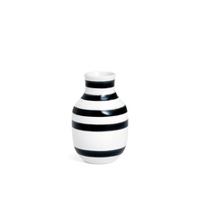 Load image into Gallery viewer, Omaggio Vase Kähler Small Black 4.9&quot;h x 3.1&quot;dia 
